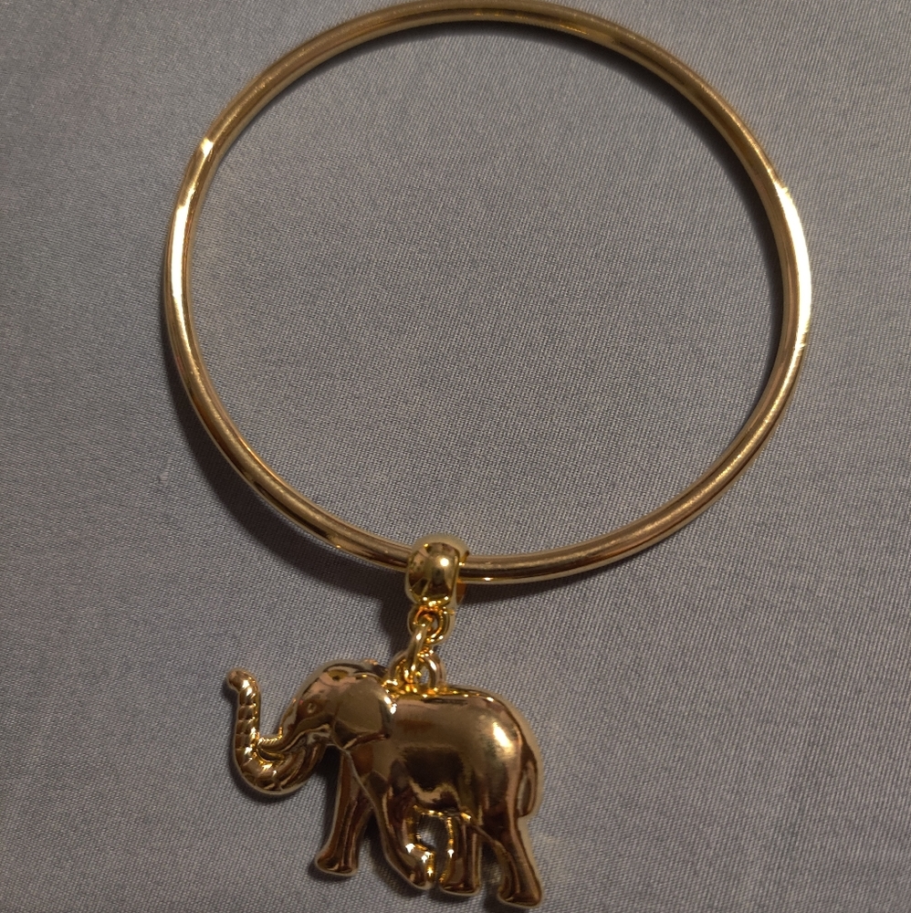 Gold plated single elephant rounded bracelet